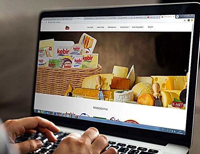 K-met.net web sitesi laptop görseli